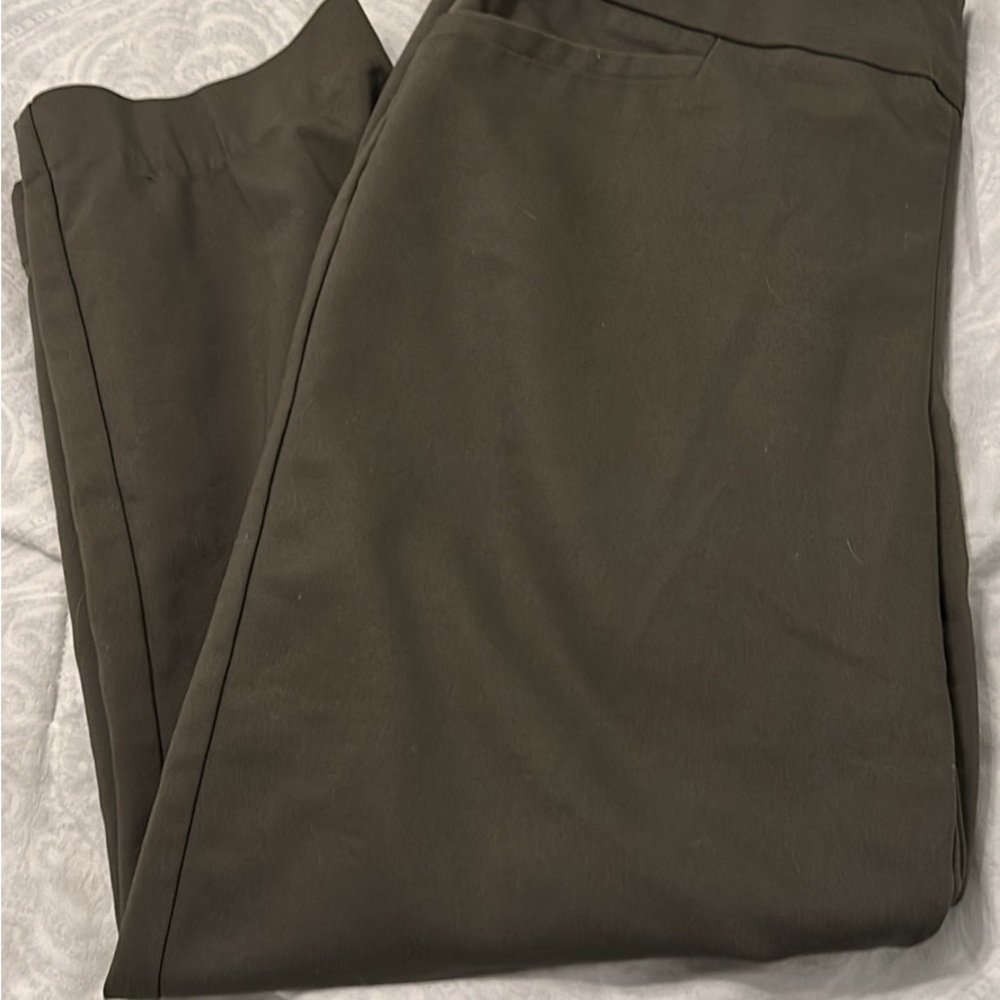 Briggs New York Women's army green Cropped Pants